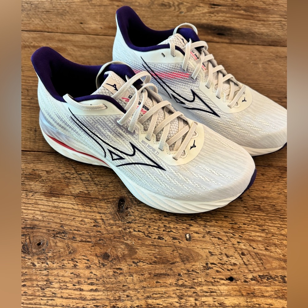 Mizuno Wave Inspire 21 Women's size 10 running shoes
Only worn a few times